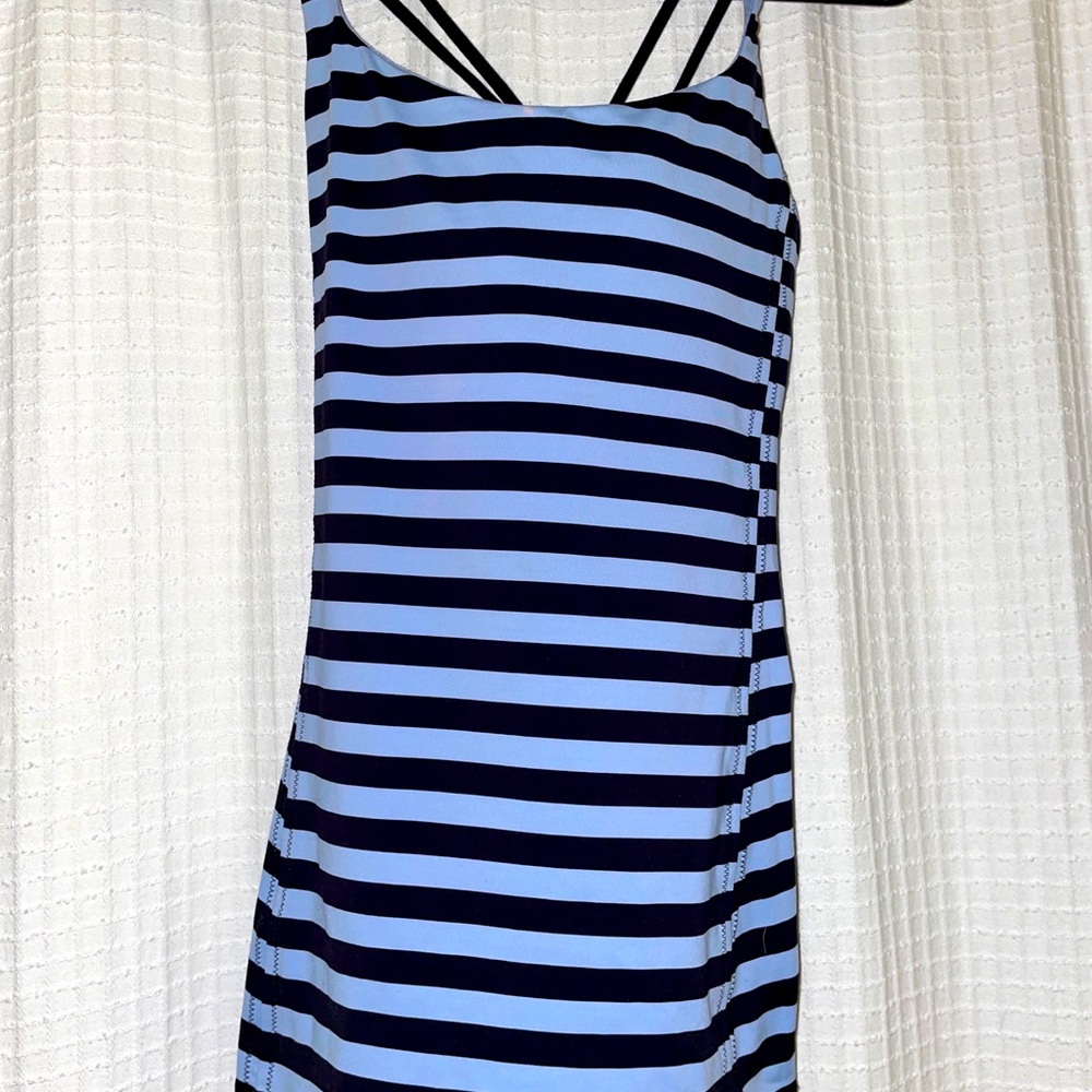 Lululemon size 6 bar built in tank top small mark
